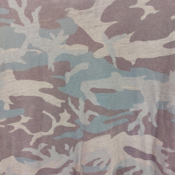 𝅺WE THE FREE LADIES SHORT SLEEVE CAMO PRINT TEE- SP - Picture 4 of 5